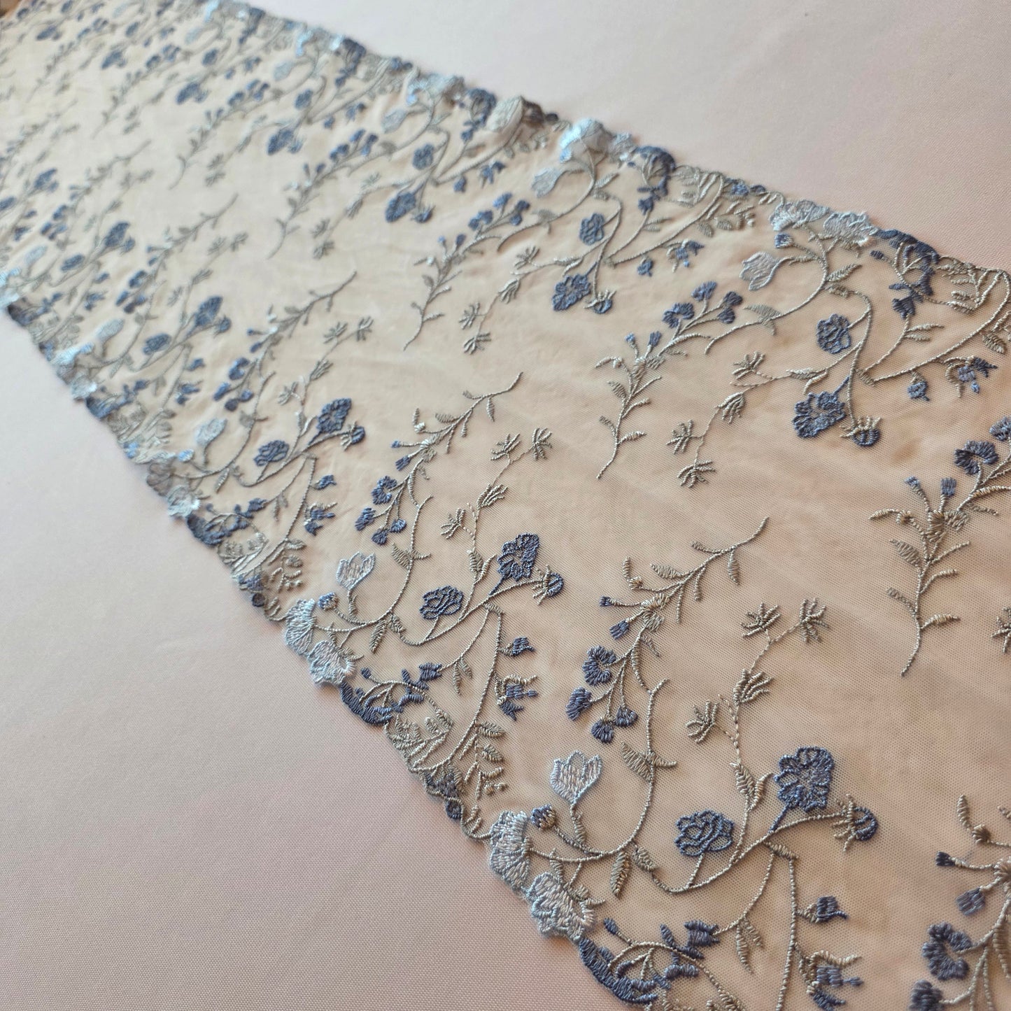 2026-12 lichtblauw geborduurd stretchkant met bloemetjes in grijs en blauw