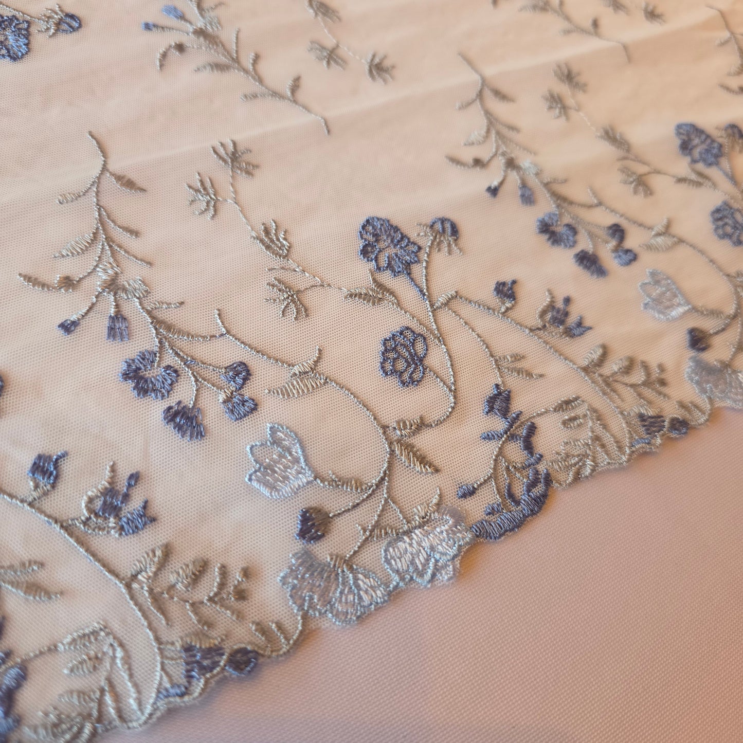2026-12 lichtblauw geborduurd stretchkant met bloemetjes in grijs en blauw