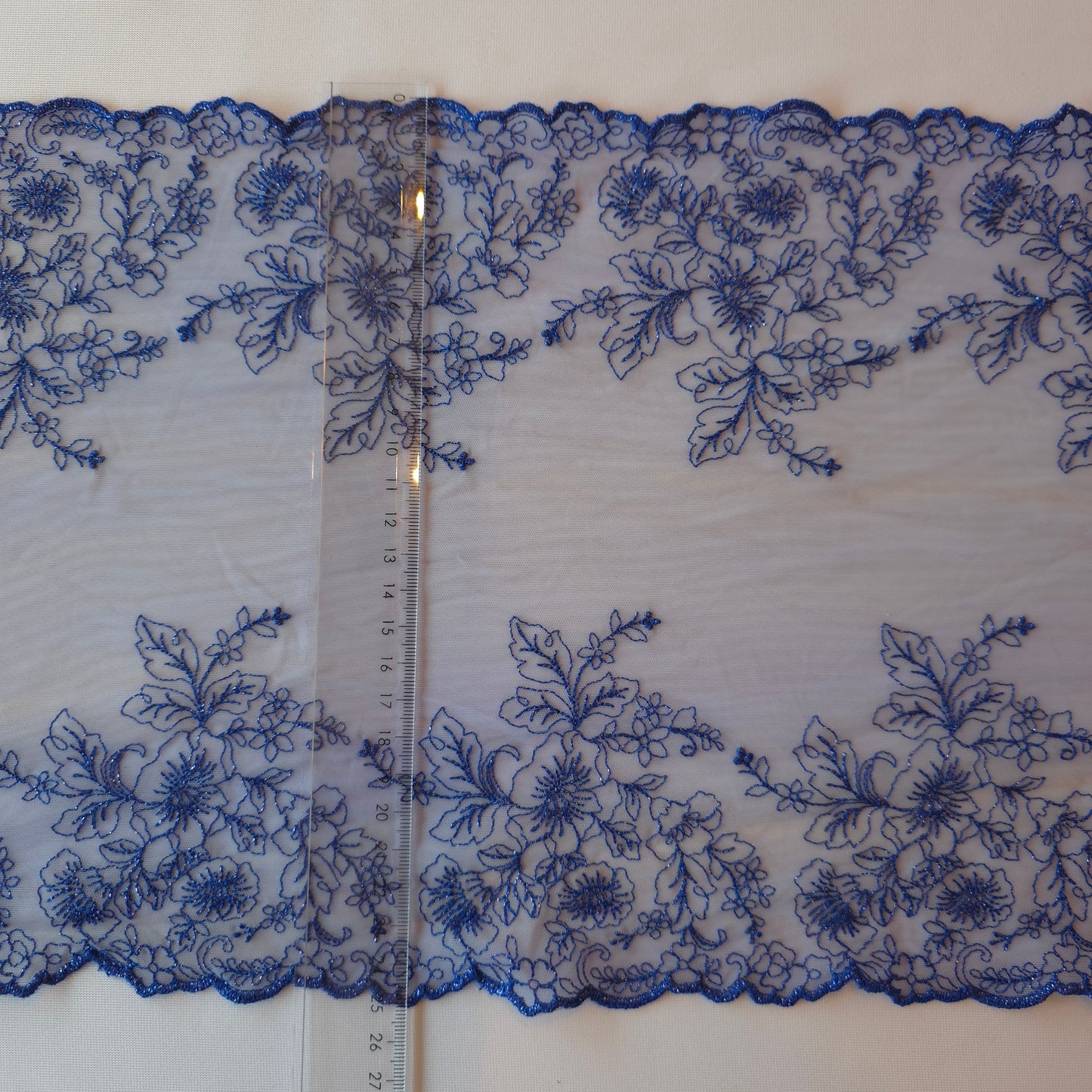 2026-14 lichtblauw geborduurd stretchkant met geborduurde bloemen in kobalt blauw met blauwe lurex draad