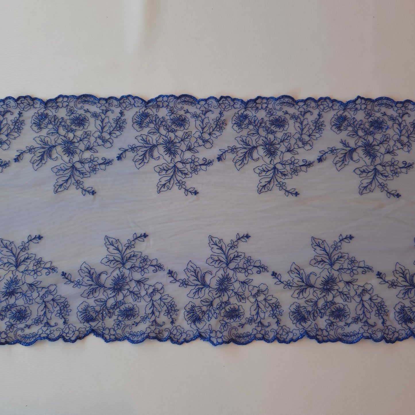 2026-14 lichtblauw geborduurd stretchkant met geborduurde bloemen in kobalt blauw met blauwe lurex draad