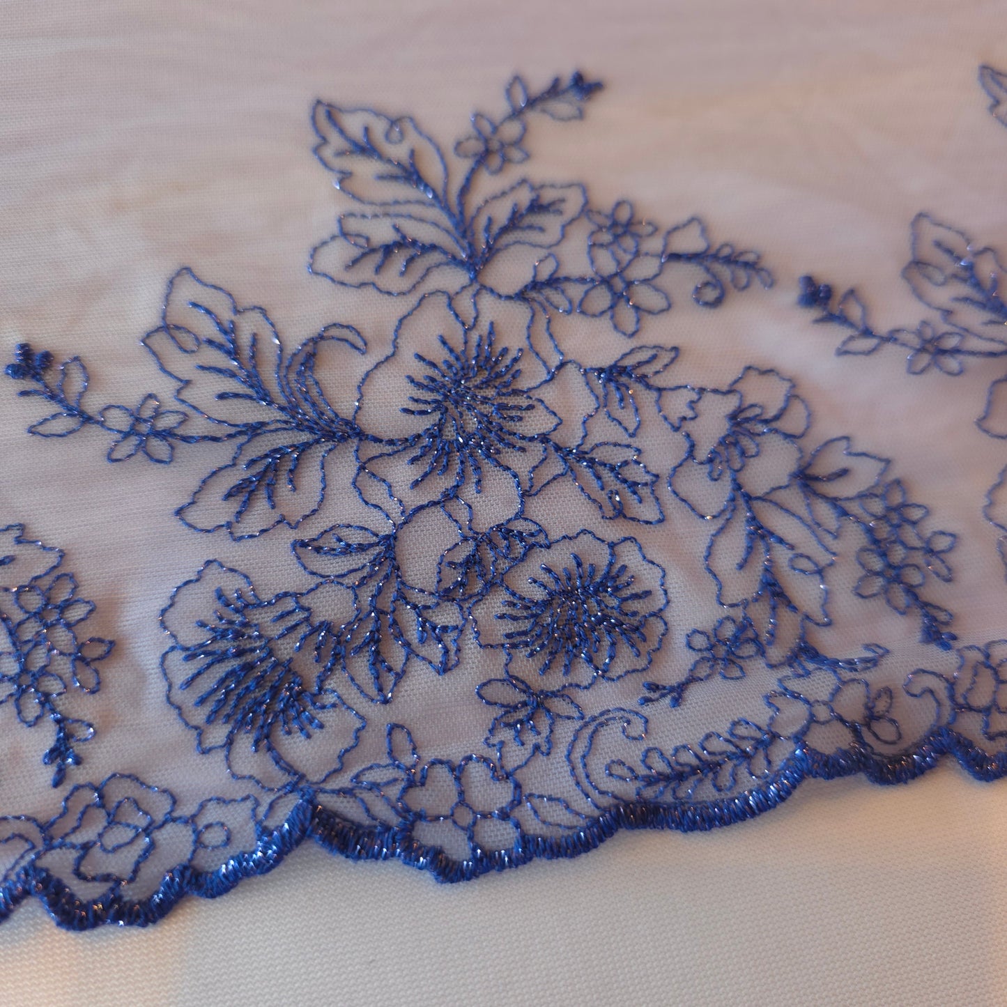 2026-14 lichtblauw geborduurd stretchkant met geborduurde bloemen in kobalt blauw met blauwe lurex draad