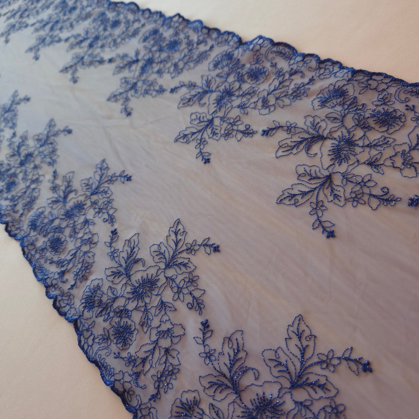 2026-14 lichtblauw geborduurd stretchkant met geborduurde bloemen in kobalt blauw met blauwe lurex draad