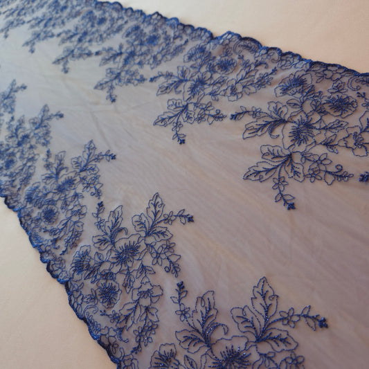 2026-14 lichtblauw geborduurd stretchkant met geborduurde bloemen in kobalt blauw met blauwe lurex draad