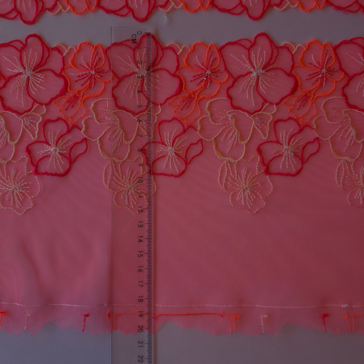 2026-15 fluor koraal-roze geborduurd stretchkant met bloemendesign