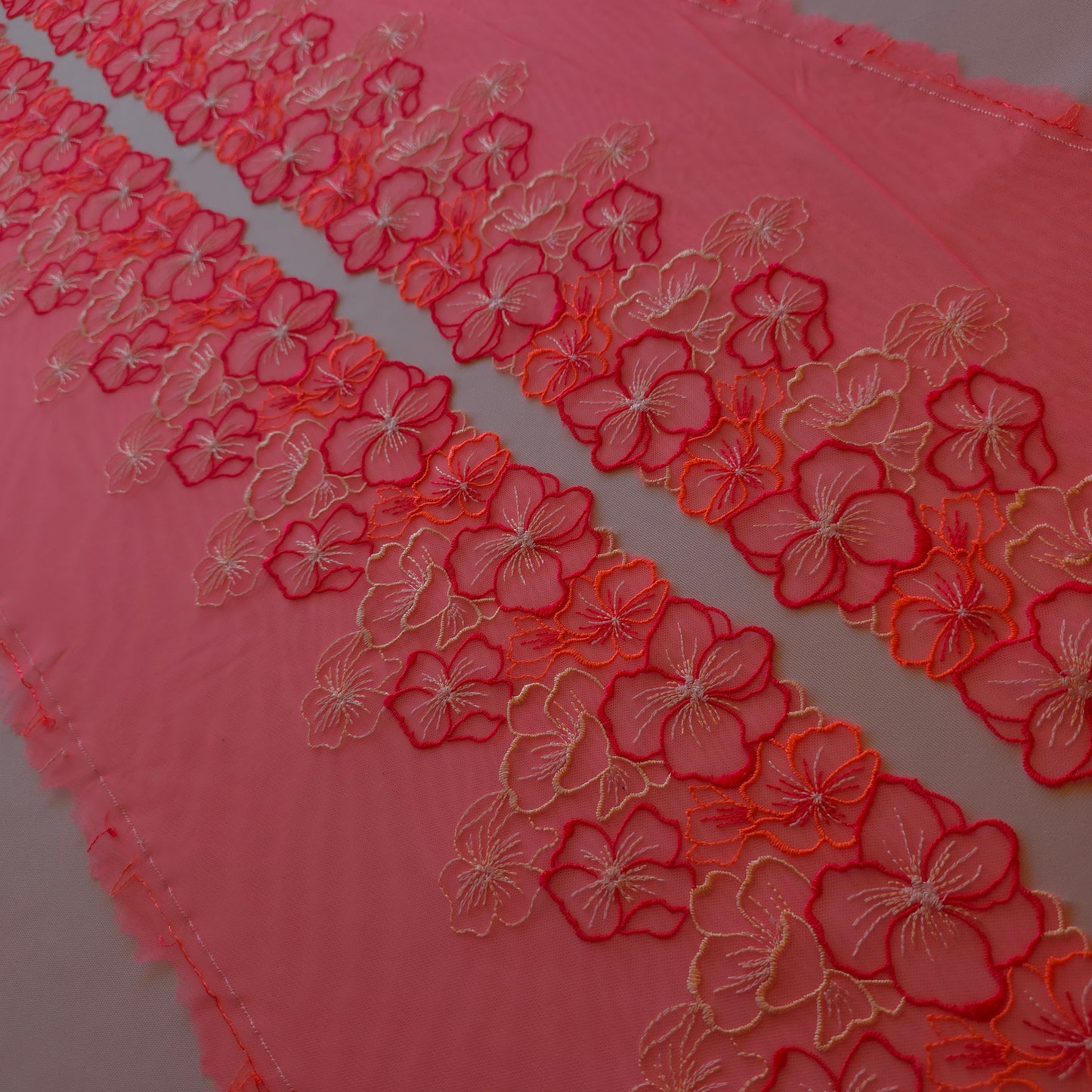 2026-15 fluor koraal-roze geborduurd stretchkant met bloemendesign