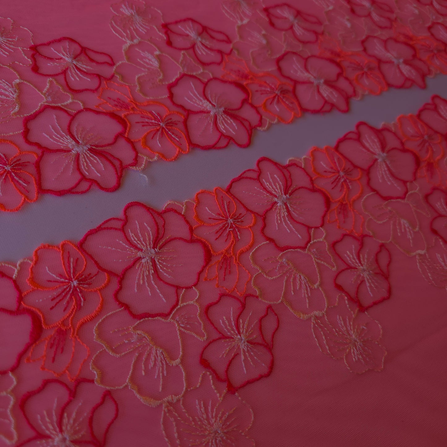 2026-15 fluor koraal-roze geborduurd stretchkant met bloemendesign