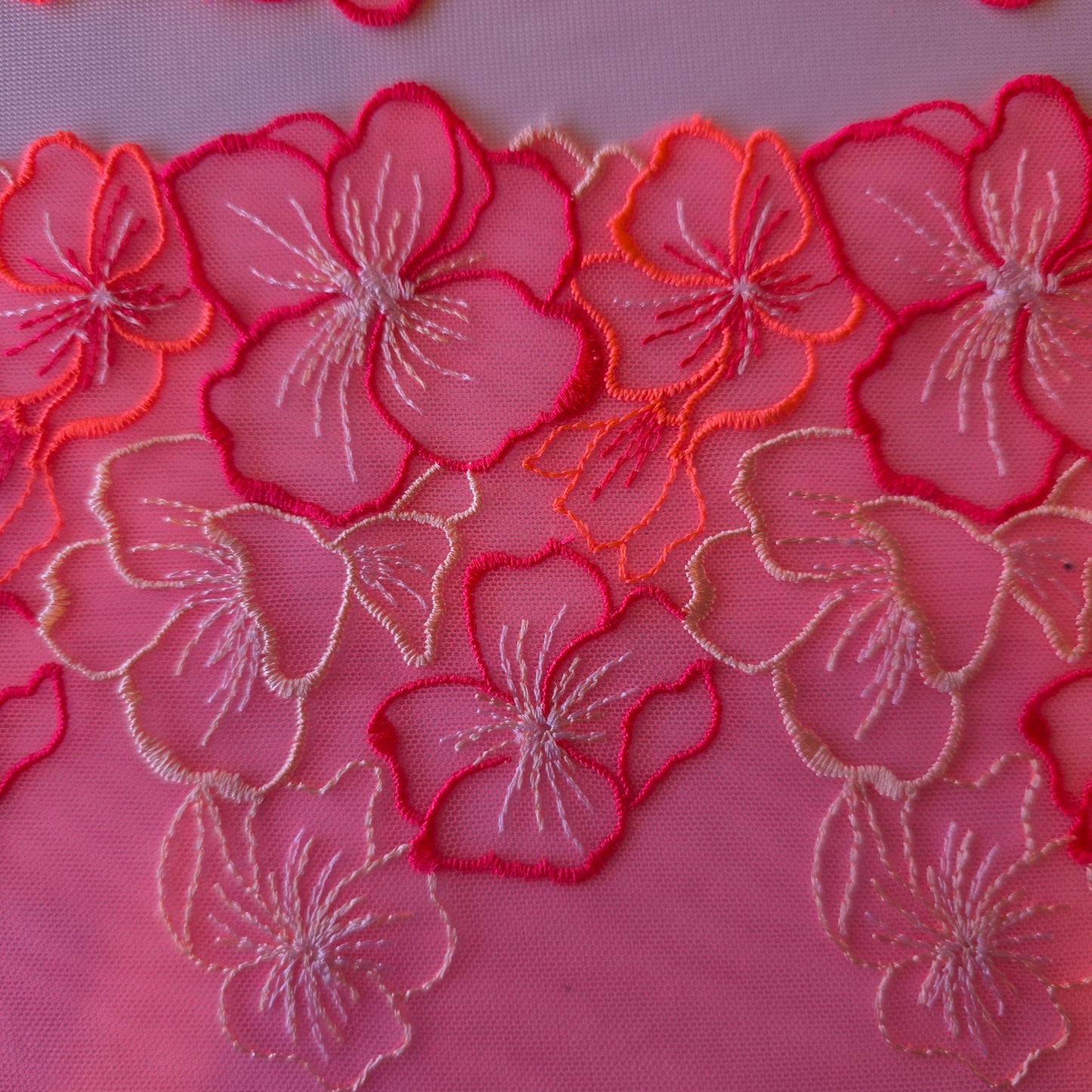 2026-15 fluor koraal-roze geborduurd stretchkant met bloemendesign