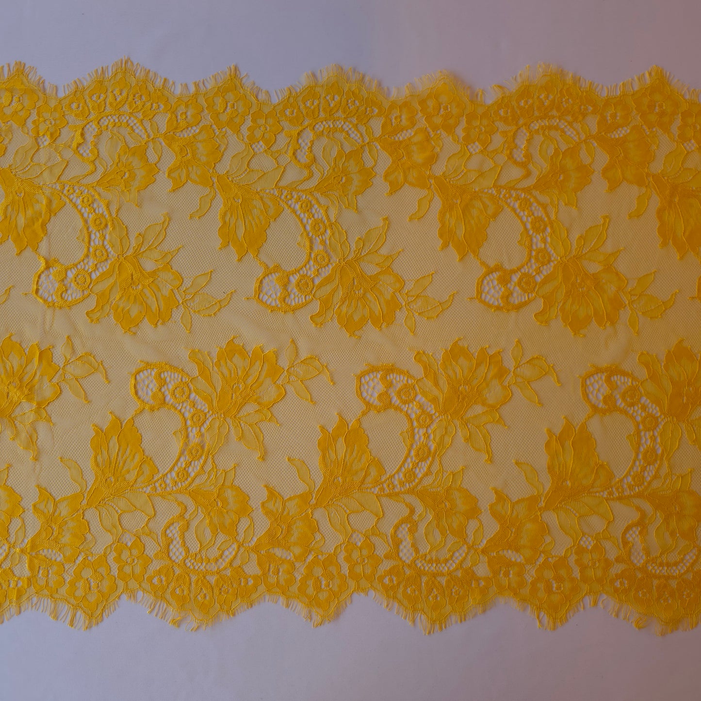 2026-16 extra breed, zonnebloem geel, Frans wimperkant