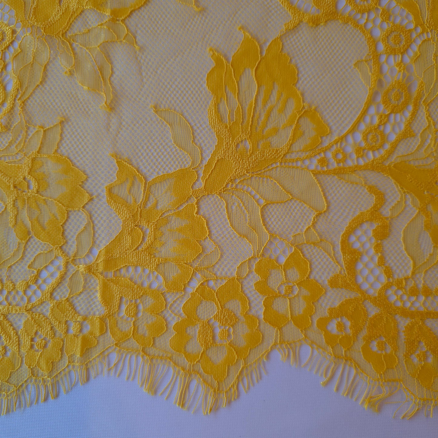 2026-16 extra breed, zonnebloem geel, Frans wimperkant