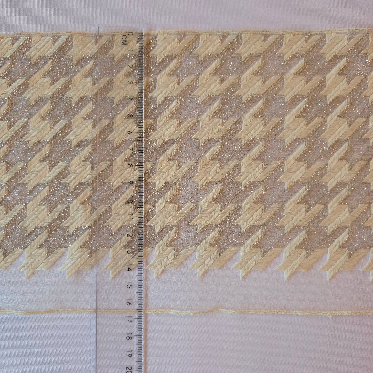 2026-17 champagne tule kant met Pied-de-poule borduursel voorzien van zilverkleurig lurex draad