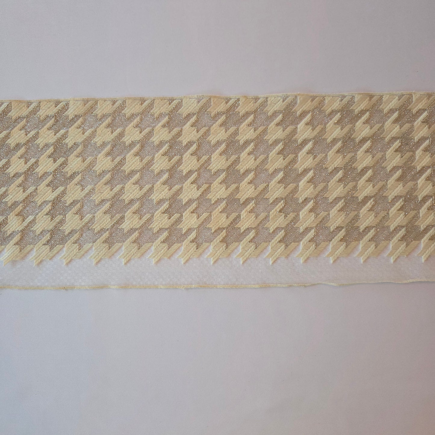 2026-17 champagne tule kant met Pied-de-poule borduursel voorzien van zilverkleurig lurex draad