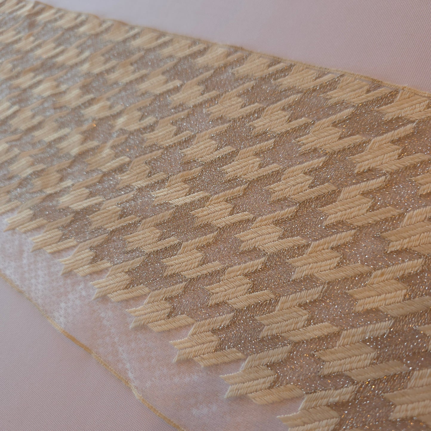 2026-17 champagne tule kant met Pied-de-poule borduursel voorzien van zilverkleurig lurex draad
