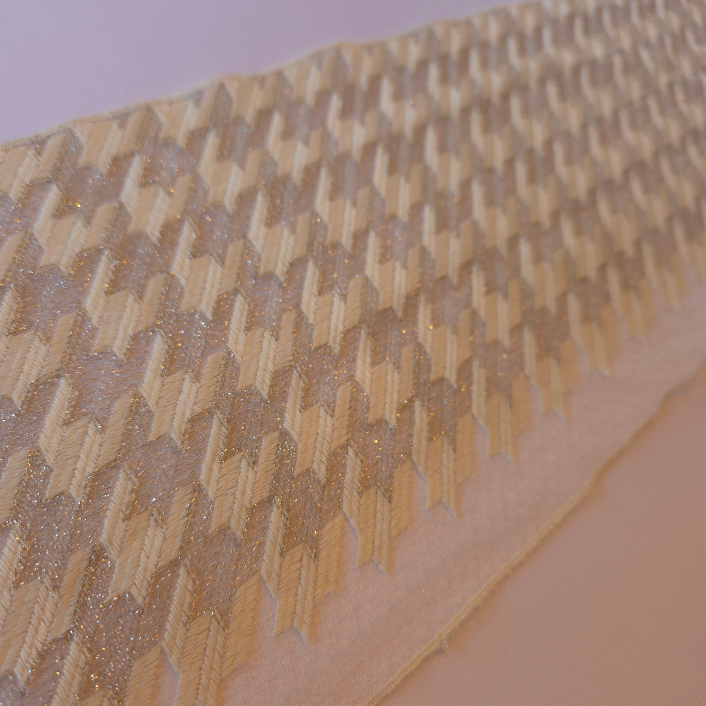 2026-17 champagne tule kant met Pied-de-poule borduursel voorzien van zilverkleurig lurex draad