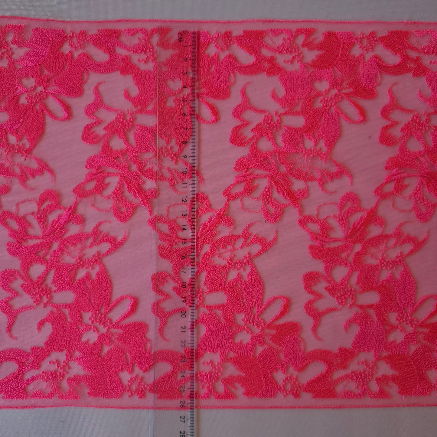2026-19 neon roze tule kant met all over geborduurd bloemendesign