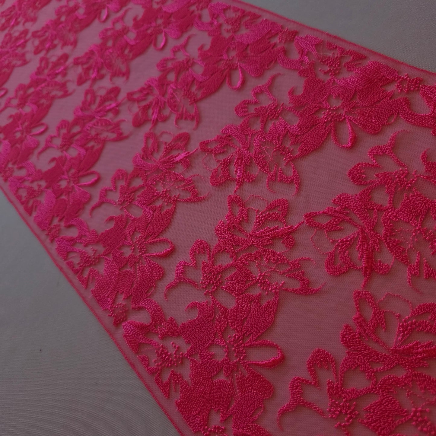 2026-19 neon roze tule kant met all over geborduurd bloemendesign