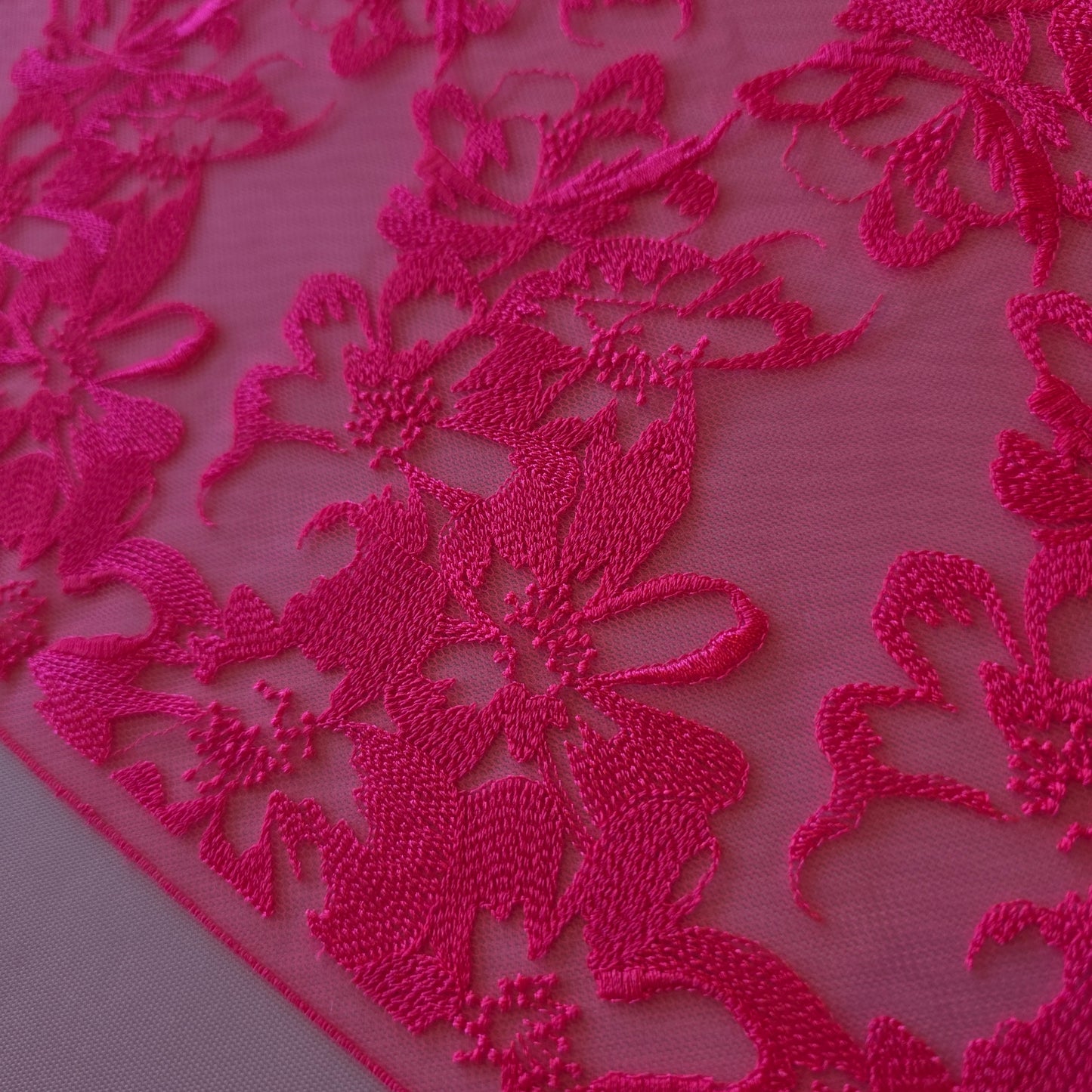 2026-19 neon roze tule kant met all over geborduurd bloemendesign