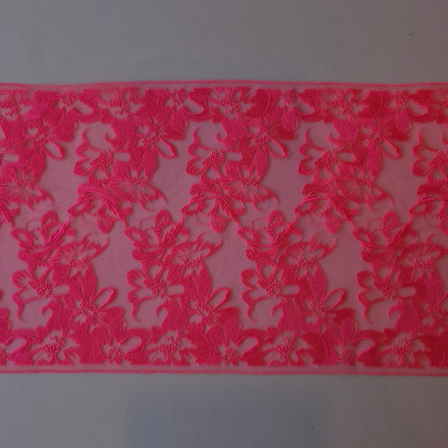 2026-19 neon roze tule kant met all over geborduurd bloemendesign