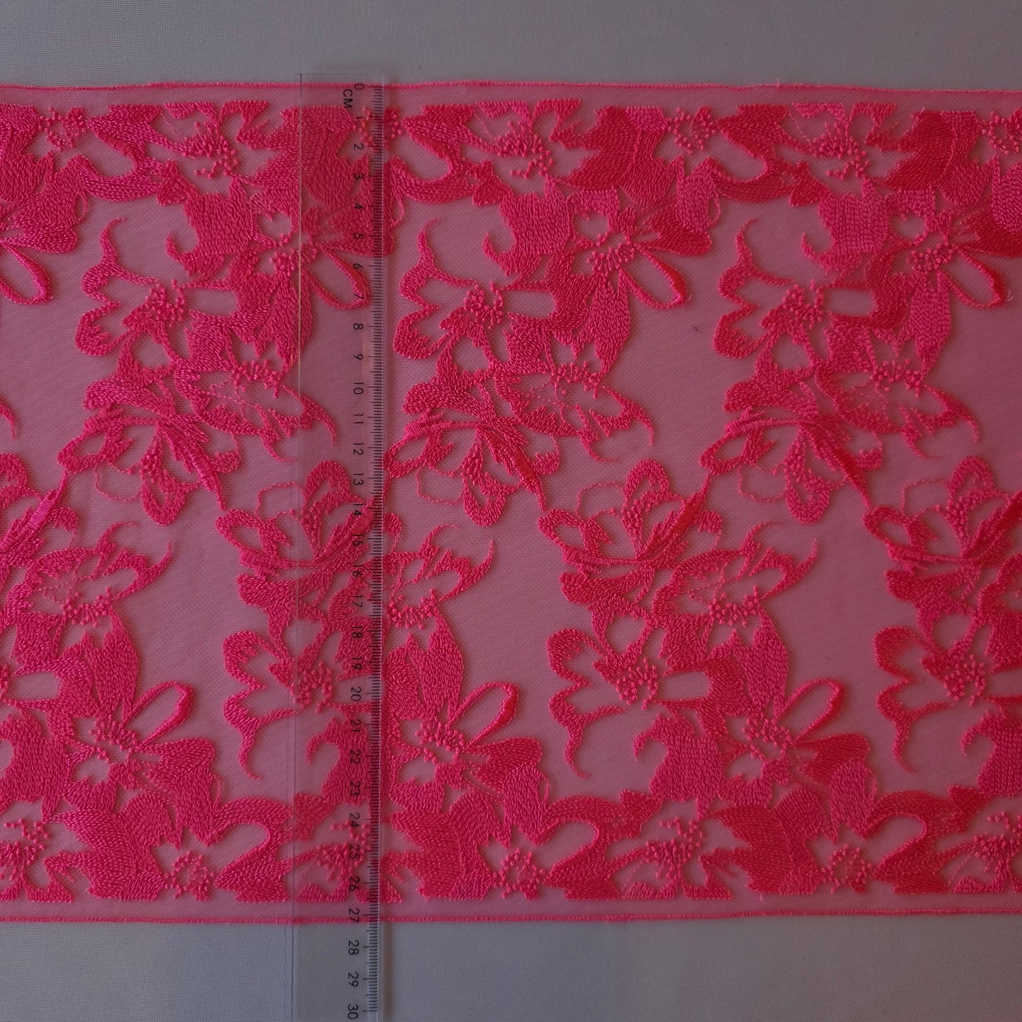 2026-19 neon roze tule kant met all over geborduurd bloemendesign