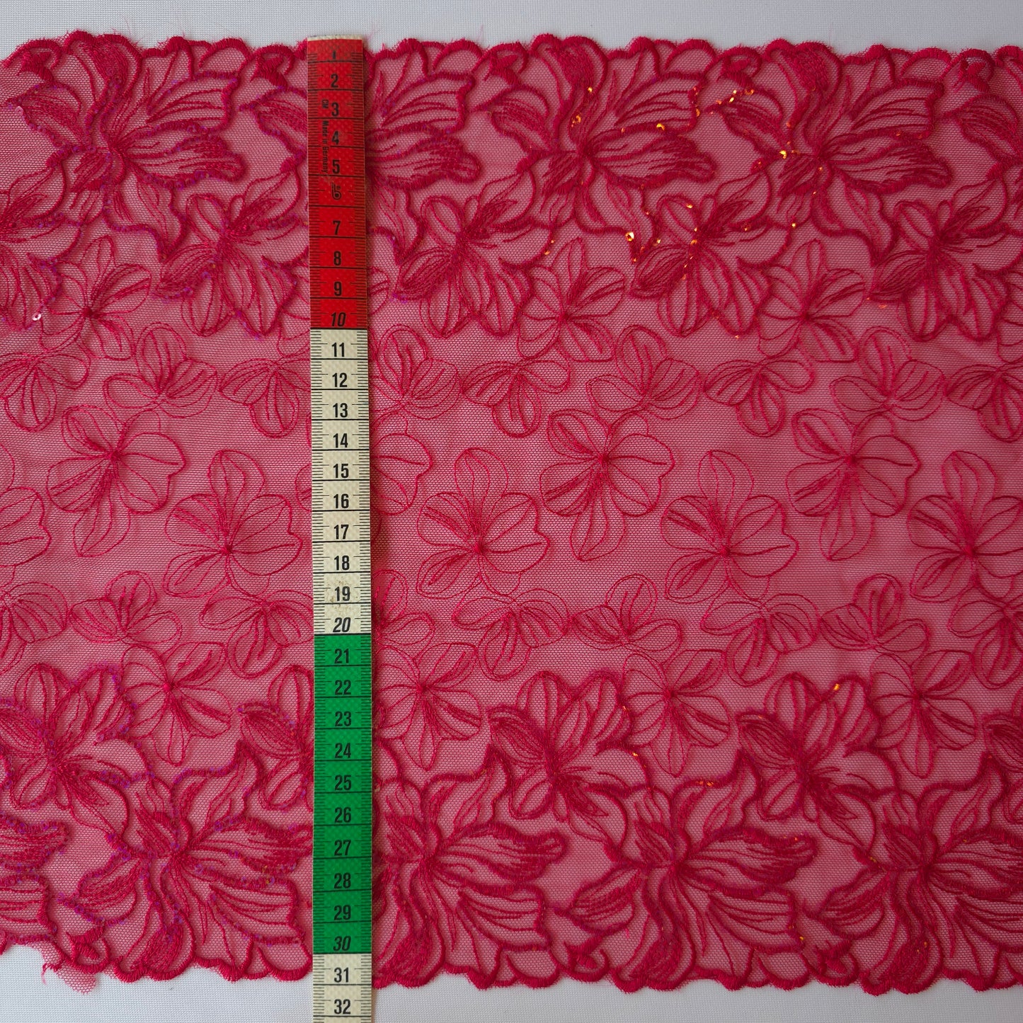 2026-23 breed, kersenrood tule kant met geborduurd bloemendesign met transparante, iriserende pailletten