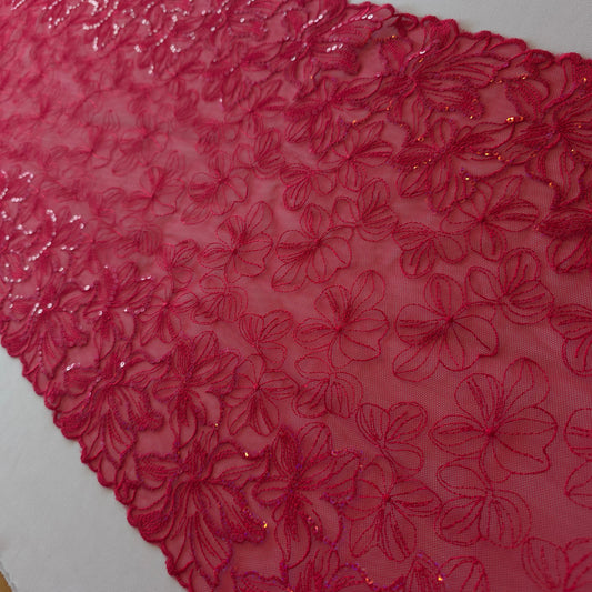 2026-23 breed, kersenrood tule kant met geborduurd bloemendesign met transparante, iriserende pailletten