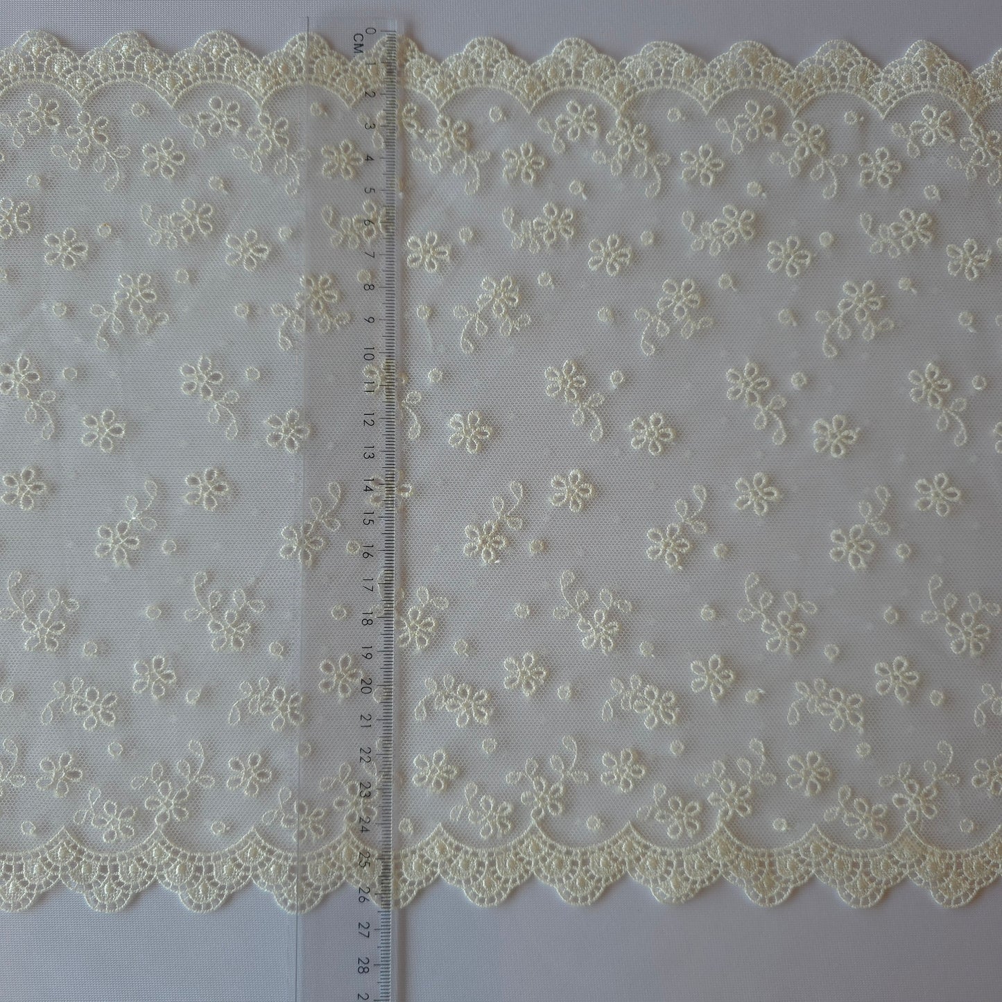 2026-24 schattig, antiek wit tule kant met ingeweven polkadotje met broderie bloemetjes en guipure randje
