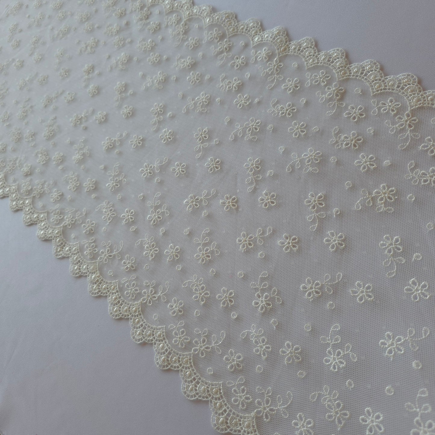 2026-24 schattig, antiek wit tule kant met ingeweven polkadotje met broderie bloemetjes en guipure randje