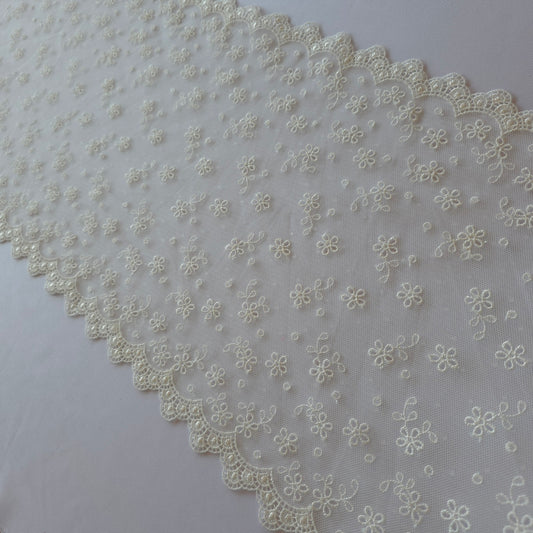 2026-24 schattig, antiek wit tule kant met ingeweven polkadotje met broderie bloemetjes en guipure randje