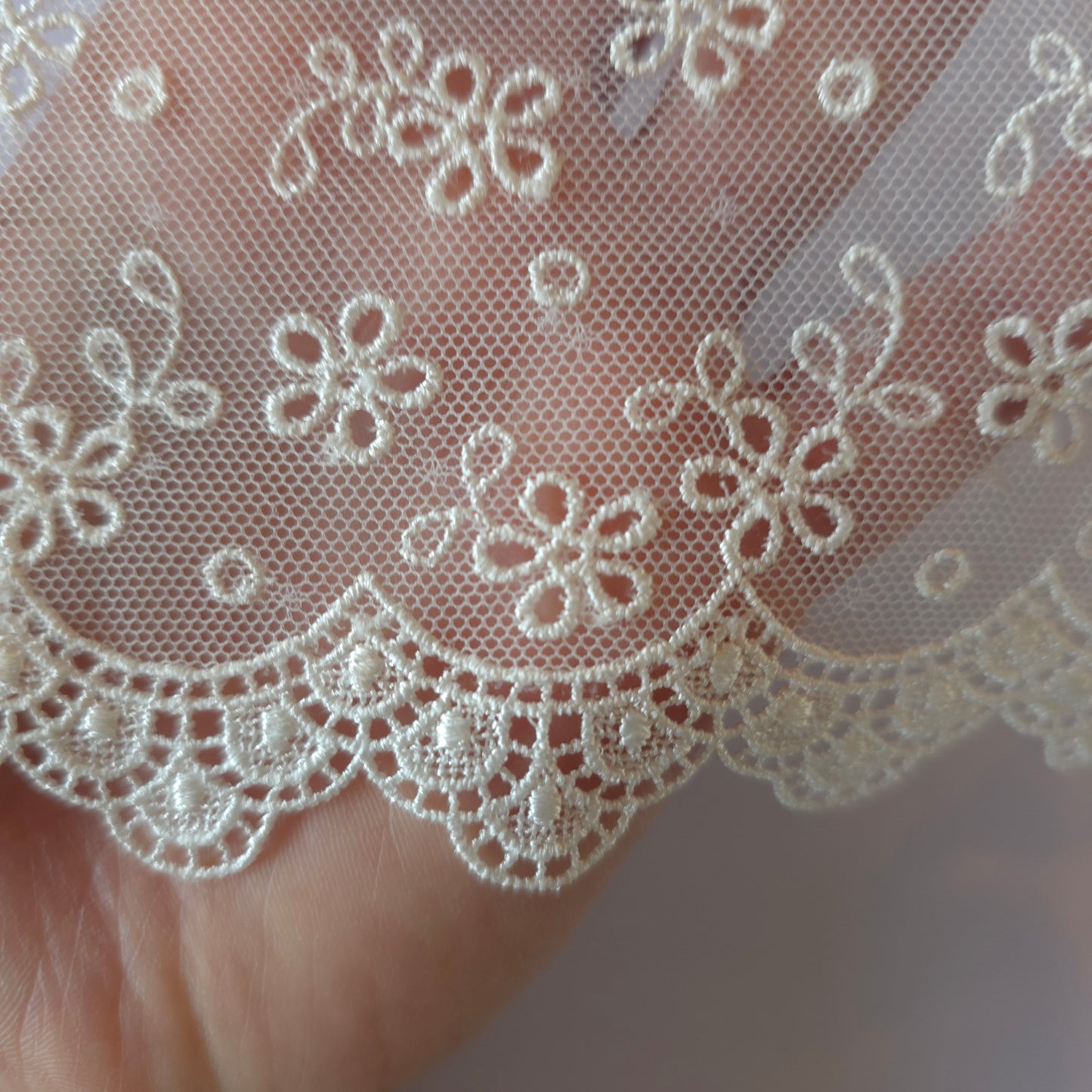 2026-24 schattig, antiek wit tule kant met ingeweven polkadotje met broderie bloemetjes en guipure randje