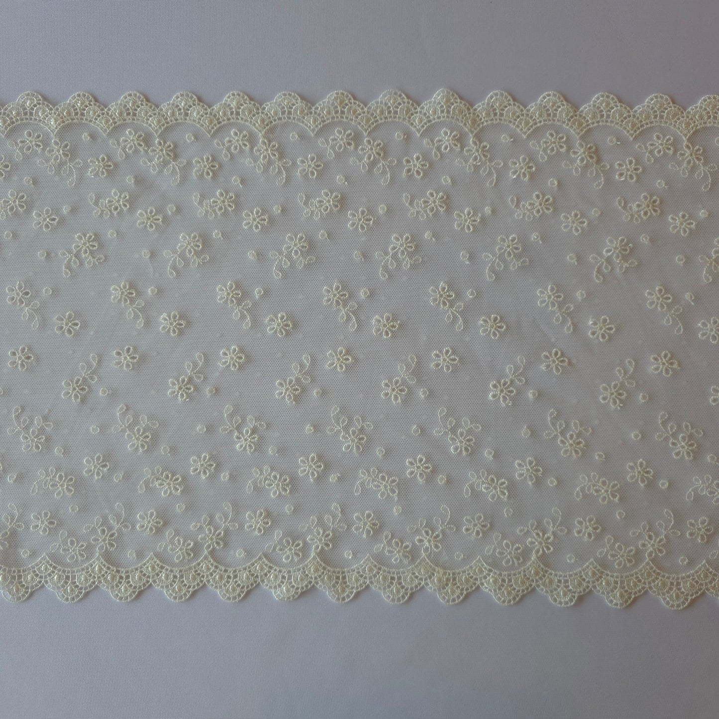 2026-24 schattig, antiek wit tule kant met ingeweven polkadotje met broderie bloemetjes en guipure randje