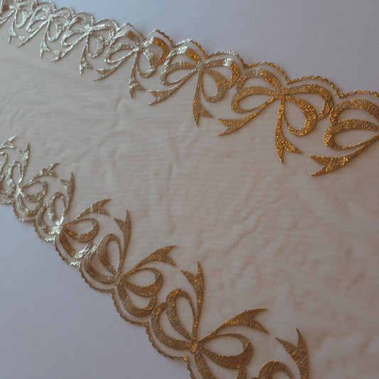 2026-25 Latte kleurig tule kant met geborduurde strikken, voorzien van goudkleurige folieprint