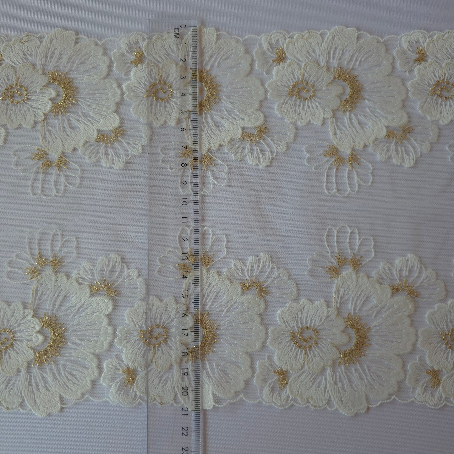 2026-26 offwhite tule kant met geborduurde bloemen voorzien van hartje in goudkleurig lurex draad