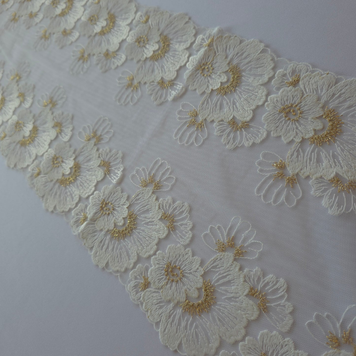 2026-26 offwhite tule kant met geborduurde bloemen voorzien van hartje in goudkleurig lurex draad