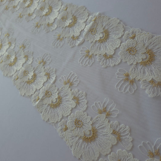 2026-26 offwhite tule kant met geborduurde bloemen voorzien van hartje in goudkleurig lurex draad