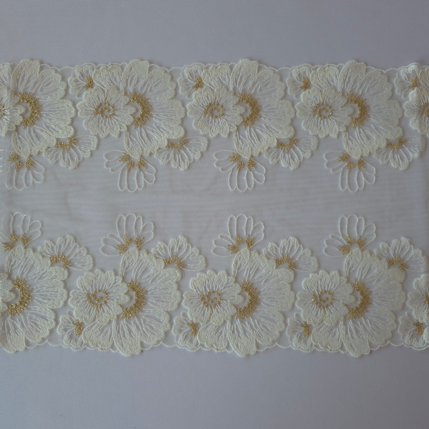 2026-26 offwhite tule kant met geborduurde bloemen voorzien van hartje in goudkleurig lurex draad