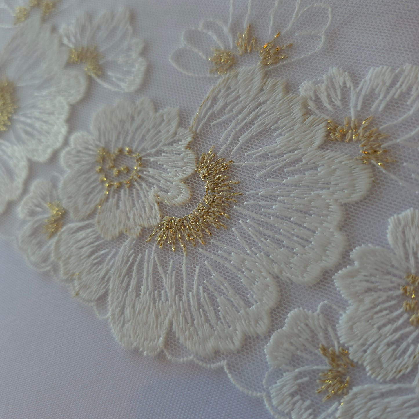 2026-26 offwhite tule kant met geborduurde bloemen voorzien van hartje in goudkleurig lurex draad