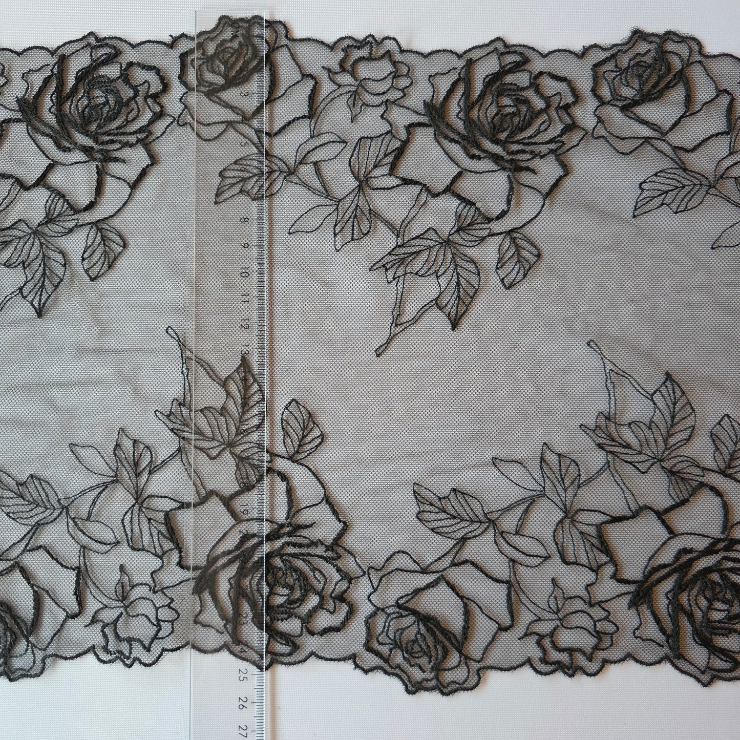2026-27 zwart tule kant met geborduurde gothic rozen