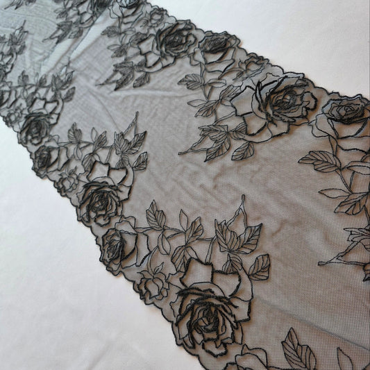 2026-27 zwart tule kant met geborduurde gothic rozen