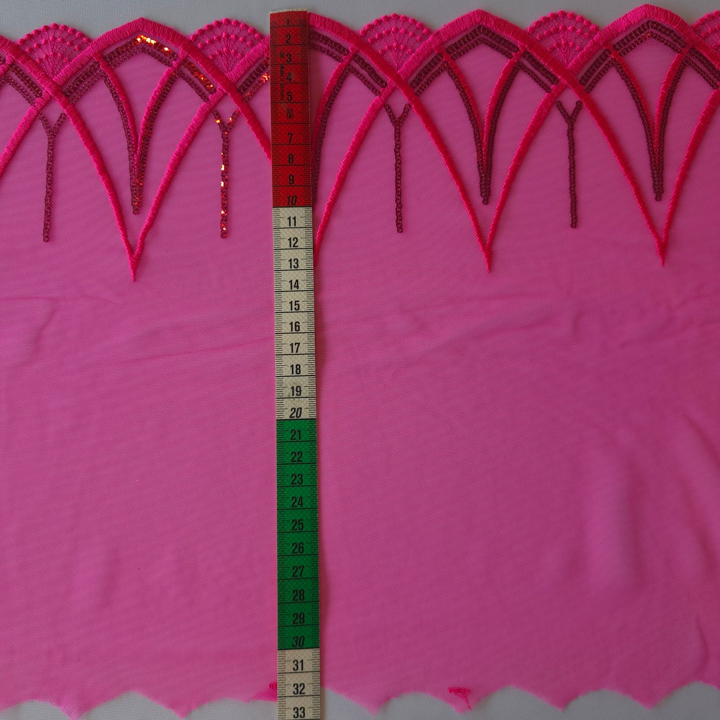 2026-28 breed fluor Barbie roze tule kant met gotisch design voorzien van fuchsia roze pailletten