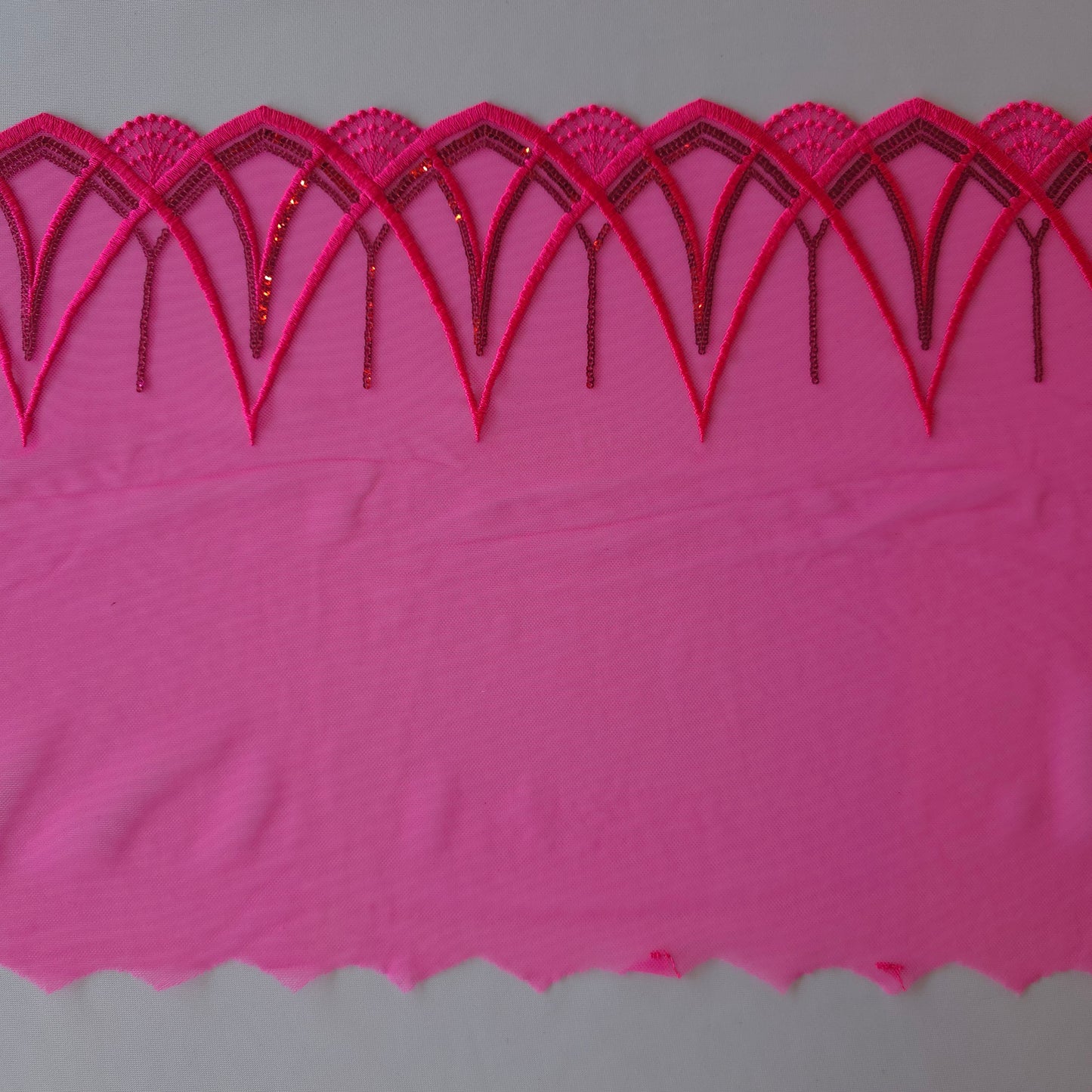 2026-28 breed fluor Barbie roze tule kant met gotisch design voorzien van fuchsia roze pailletten