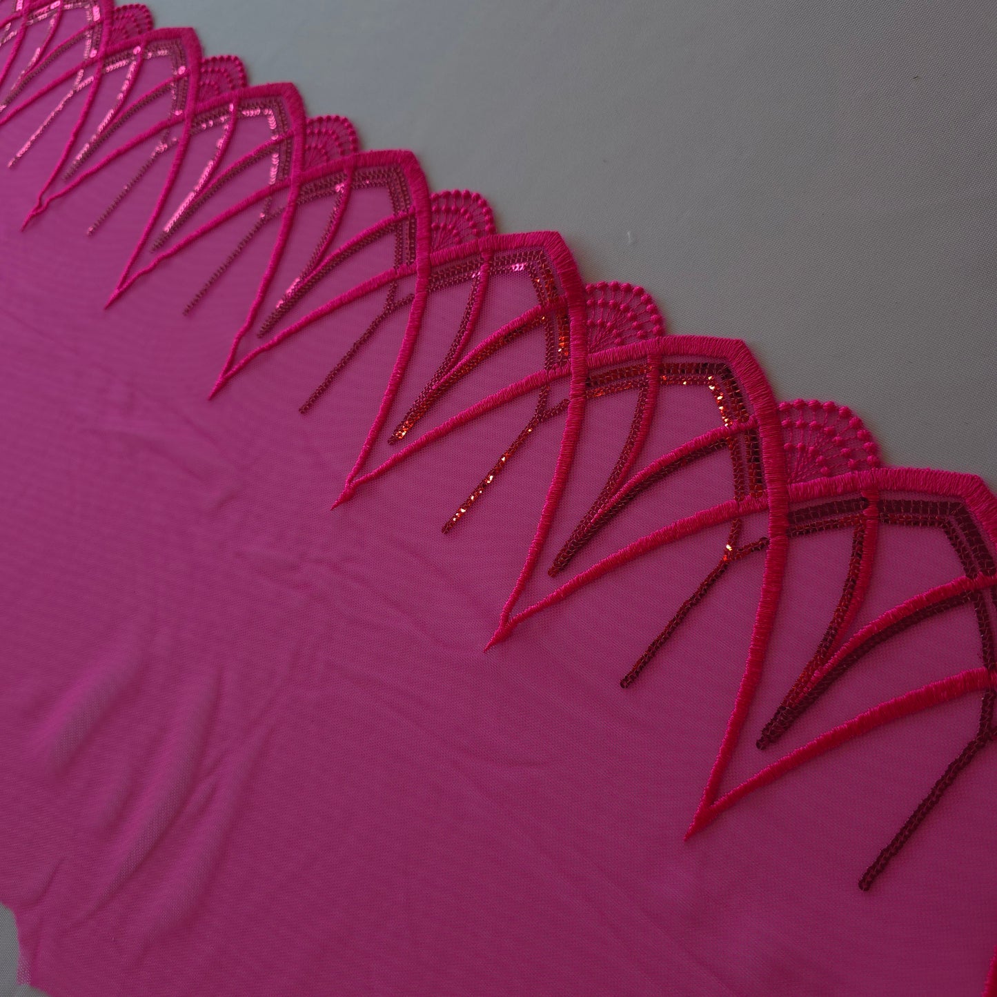 2026-28 breed fluor Barbie roze tule kant met gotisch design voorzien van fuchsia roze pailletten