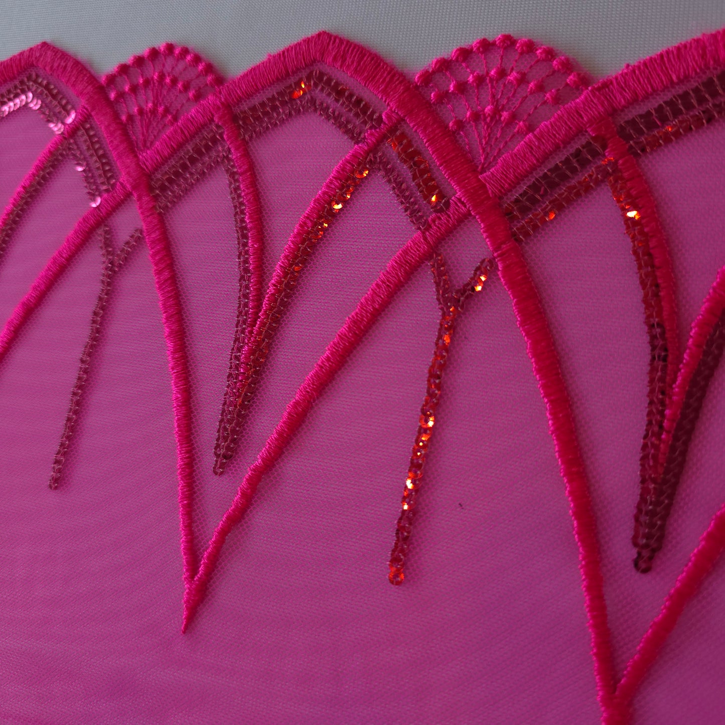 2026-28 breed fluor Barbie roze tule kant met gotisch design voorzien van fuchsia roze pailletten