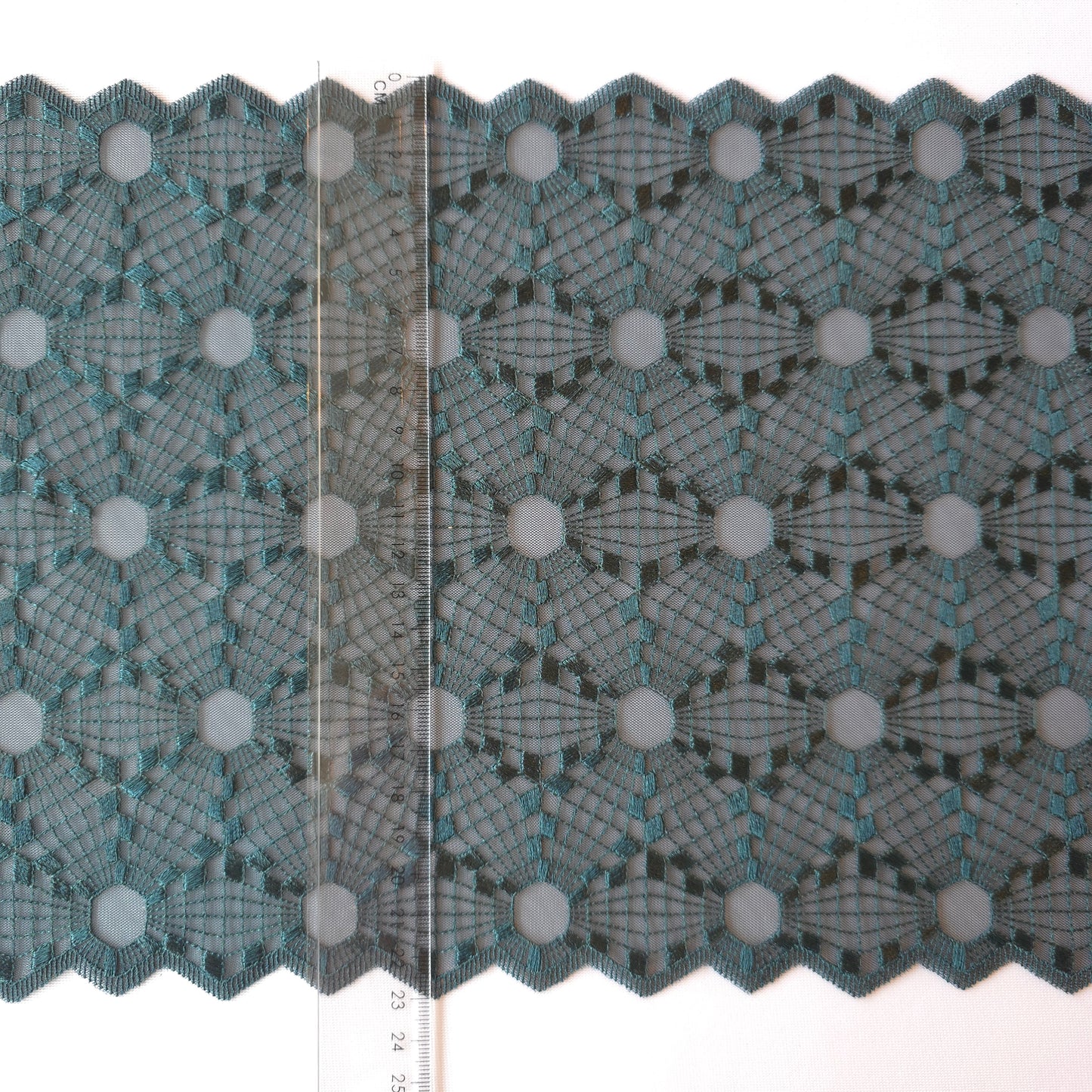 2026-29 dennengroen tule kant met borduursel in geometrisch design