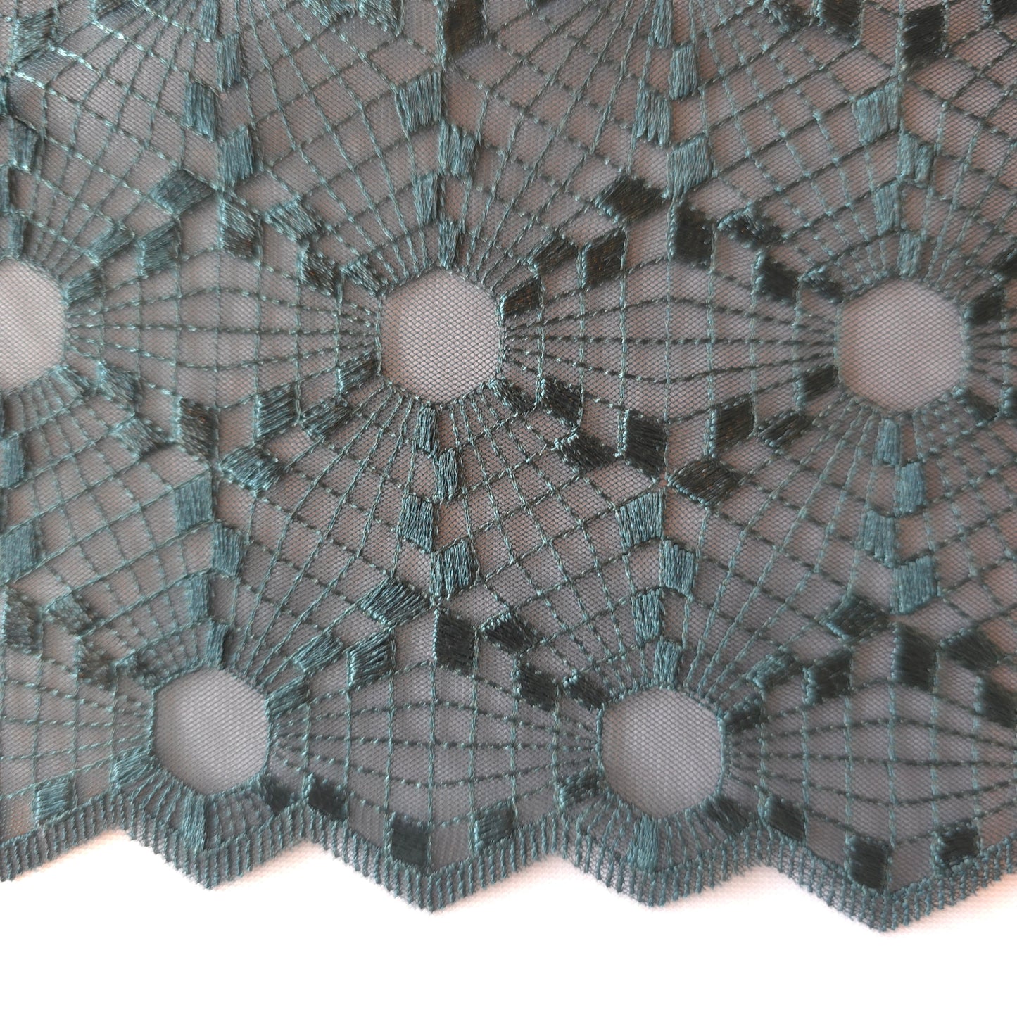 2026-29 dennengroen tule kant met borduursel in geometrisch design