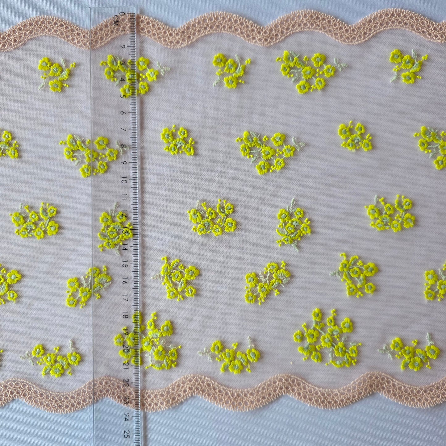 2026-30 Latte tule kant met geborduurde bloemetjes in chartreuse en sage