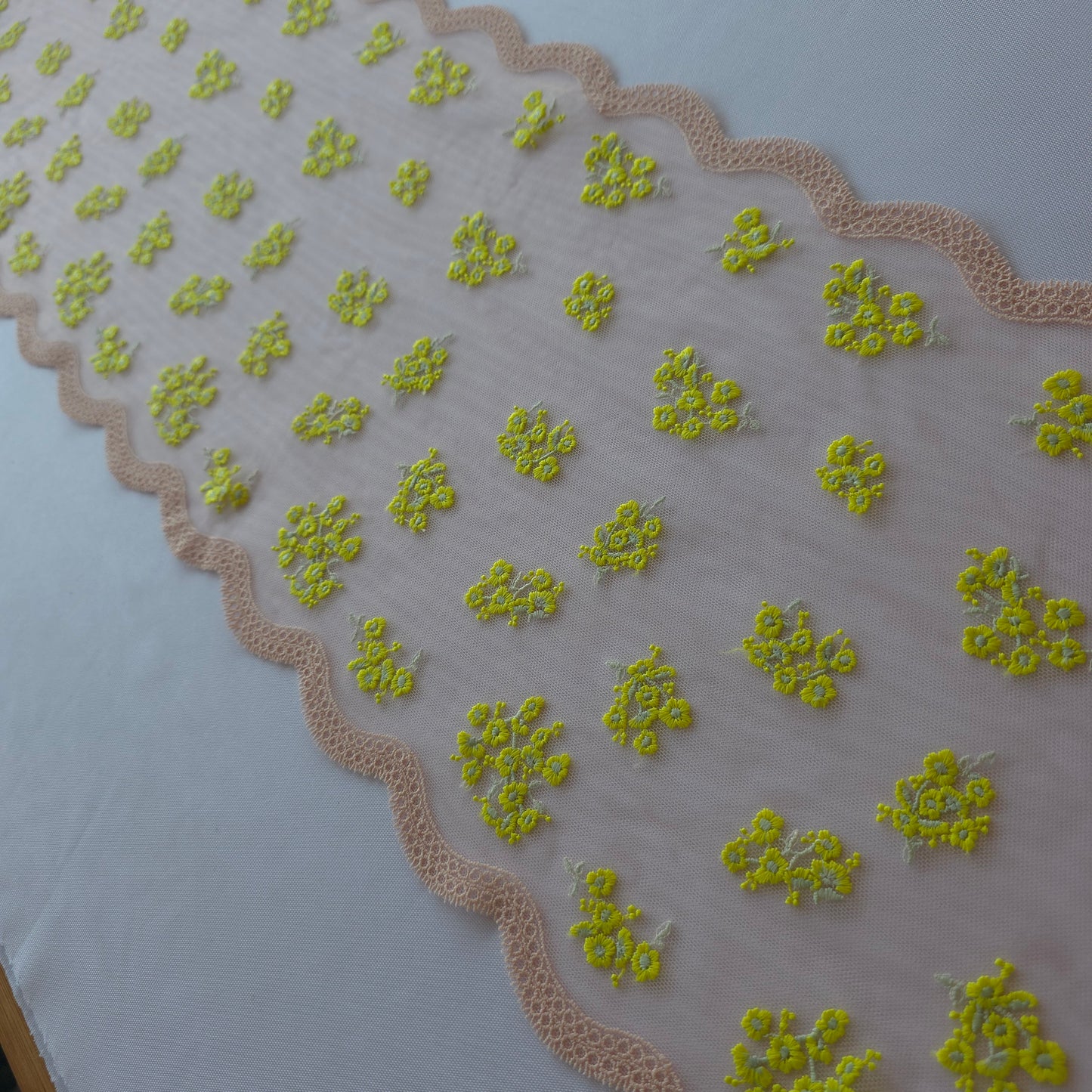 2026-30 Latte tule kant met geborduurde bloemetjes in chartreuse en sage