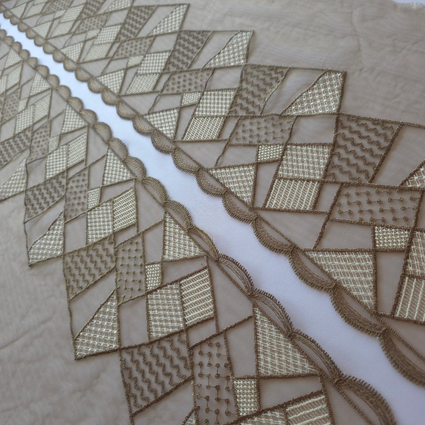 2026-31 olijfgroen-bruin kleurig tule kant met geometrisch geborduurd design