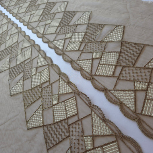 2026-31 olijfgroen-bruin kleurig tule kant met geometrisch geborduurd design