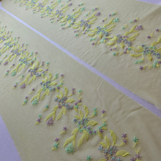 2026-32 licht chartreuse tule kant met in chartreuse, lichtblauw en lila geborduurde bloemetjes