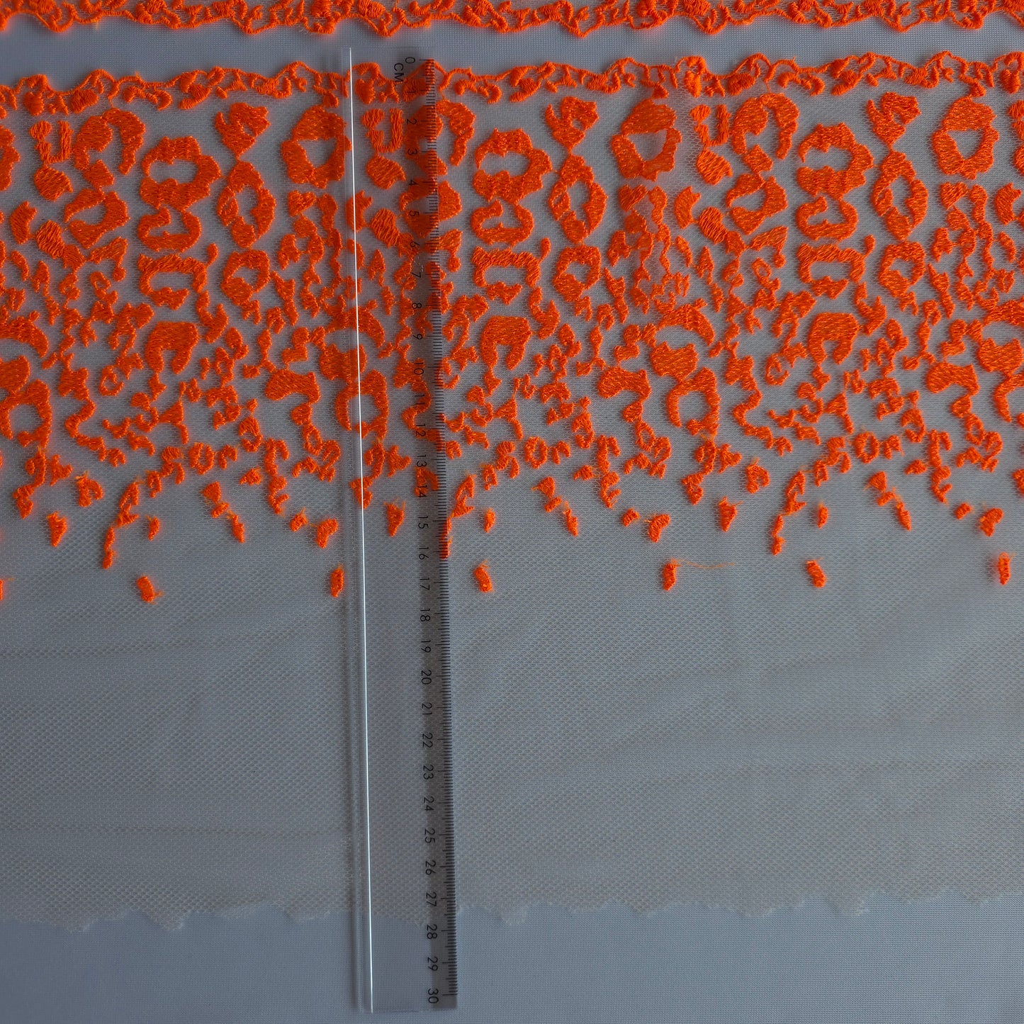 2026-33 wit tule kant met fluor oranje panterprint borduursel