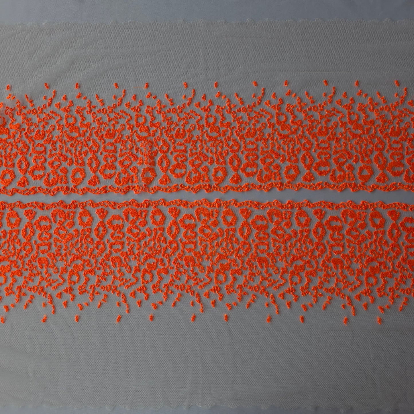2026-33 wit tule kant met fluor oranje panterprint borduursel